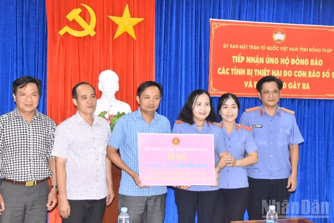 Viện Kiểm sát nhân dân tỉnh Đồng Tháp ủng hộ 132,3 triệu đồng cho nhân dân bị ảnh hưởng các cơn bão gây ra.