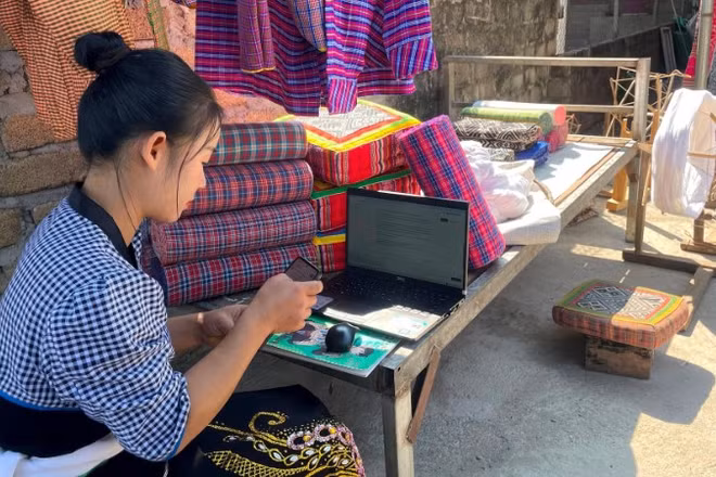 Việc thành thạo các kỹ năng sử dụng công nghệ số giúp chị Hà Thị Thảo điều hành Hợp tác xã dệt bông tốt hơn.