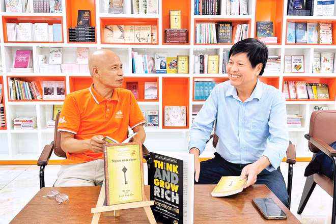 TS Nguyễn Mạnh Hùng (người ngồi bên trái) trò chuyện với kỹ sư Lê Thanh Hải. Ảnh: Tuyết Minh