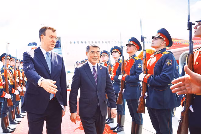 Lễ đón Thủ tướng Lê Minh Hưng đến thành phố Kazan, Cộng hòa Tatarsta, Liên bang Nga bắt đầu chuyến tham dự Hội nghị Cấp cao Kỷ niệm 35 năm quan hệ ASEAN - Nga. Ảnh: TTXVN