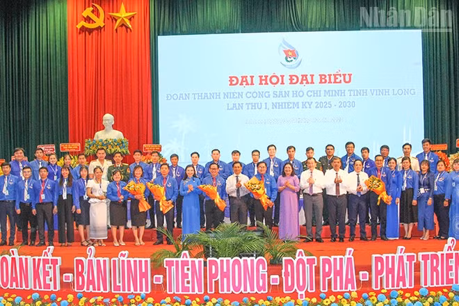 Lãnh đạo tỉnh Vĩnh Long chúc mừng Ban Chấp hành mới nhiệm kỳ 2025-2030. 