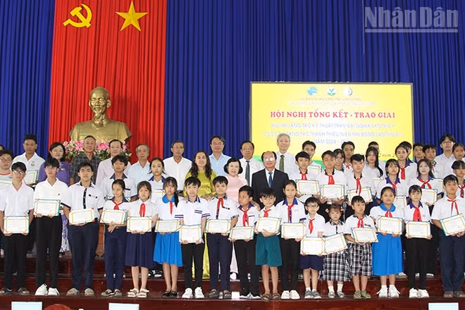 Trao giải cho các em đạt giải Cuộc thi sáng tạo thanh thiếu niên nhi đồng. 