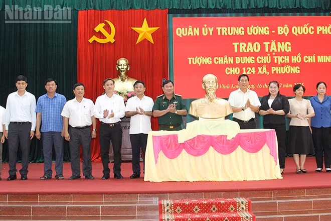 Đại diện Đảng ủy - Bộ Tư lệnh Quân khu 9 cùng đại diện lãnh đạo tỉnh Vĩnh Long trao tặng tượng chân dung Chủ tịch Hồ Chí Minh cho các xã, phường trên địa bàn tỉnh Vĩnh Long. 