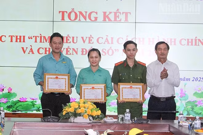 Ban Tổ chức trao giải cá nhân.