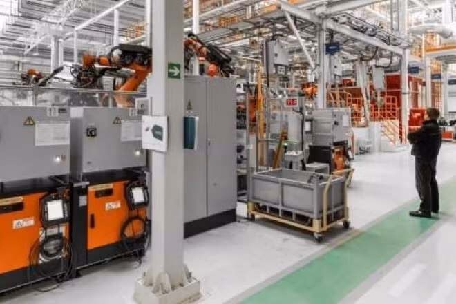 Vận hành máy móc trong doanh nghiệp gắn với ứng dụng công nghệ hiện đại, công nghệ xanh. (Ảnh: PV)