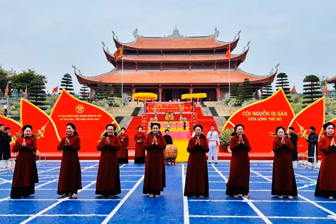 Các nghệ nhân tỉnh Phú Thọ Trình diễn hát Xoan tại sự kiện “Cội nguồn di sản giữa lòng Thủ đô”. (Ảnh: BTC)