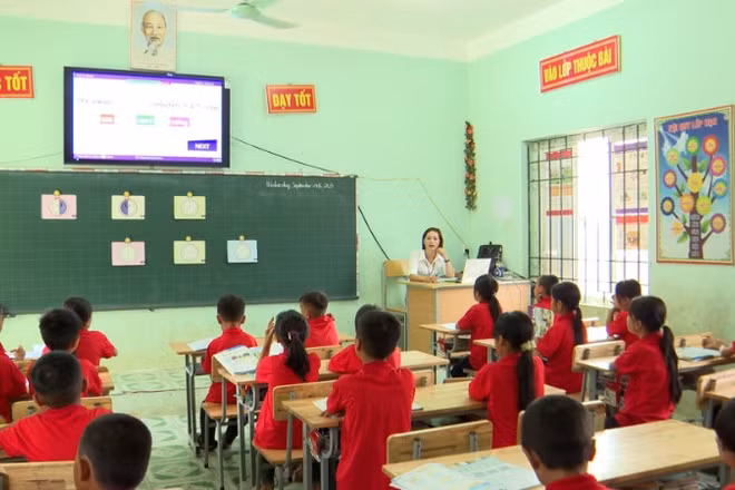 Cô Lô Thị Minh Huế, giáo viên Trường PTDTBT Tiểu học Mậu Long (Tuyên Quang) dạy tiếng Anh cho học sinh.