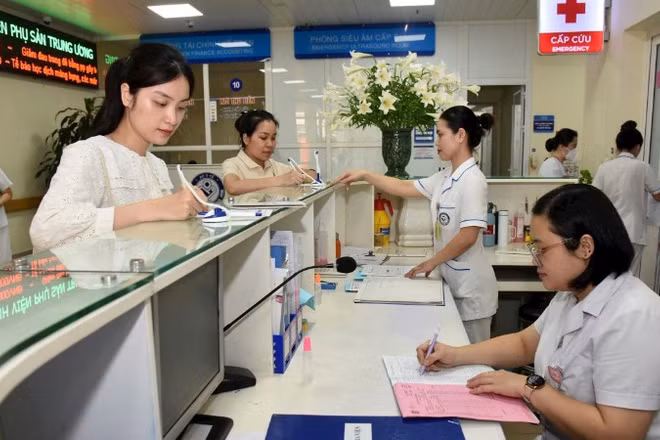 Đón tiếp người dân đến khám chữa bệnh tại Bệnh viện Phụ sản Trung ương. Ảnh | Trần Hải