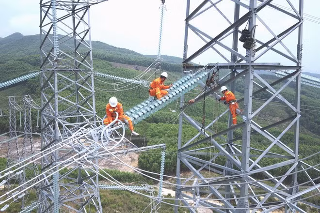 Dự án đường dây 500 kV Lào Cai-Vĩnh Yên đã chính thức hoàn thành sau sáu tháng thi công thần tốc, rút ngắn được gần tám tháng so tiến độ được phê duyệt. (Ảnh Lê Tiên)