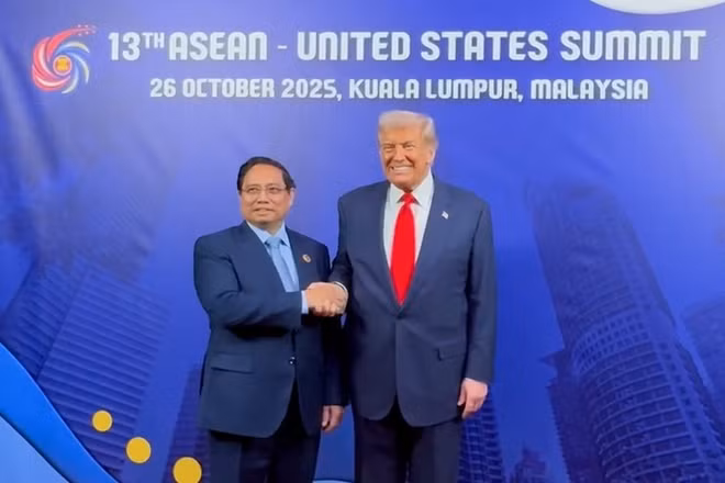 Thủ tướng Phạm Minh Chính trân trọng chuyển lời mời Tổng thống Hoa Kỳ Donald Trump thăm Việt Nam của Tổng Bí thư Tô Lâm và các nhà lãnh đạo cấp cao Việt Nam. Tổng thống Donald Trump vui vẻ nhận lời, cho biết ông rất mong muốn và sẽ thu xếp thời gian đến thăm Việt Nam - Ảnh: VGP 