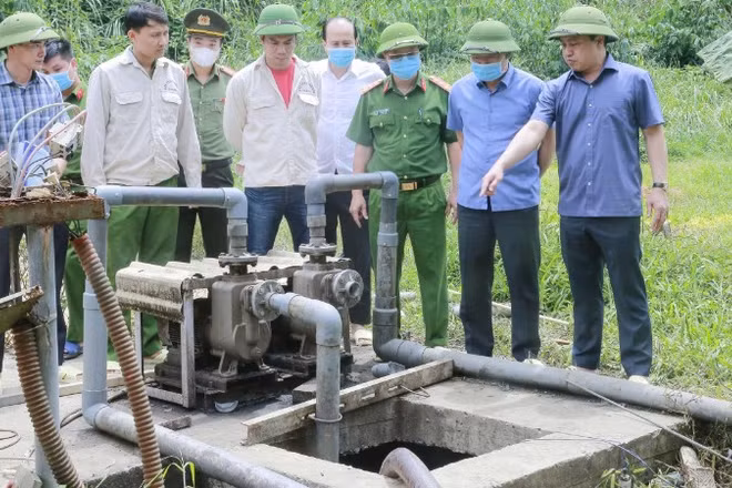 Lãnh đạo Ủy ban nhân dân tỉnh Thanh Hóa cùng cơ quan chức năng kiểm tra hiện trường vụ tai nạn lao động tại trang trại chăn nuôi của Công ty trách nhiệm hữu hạn DABACO Thanh Hóa. (Ảnh: LÊ HỢI)