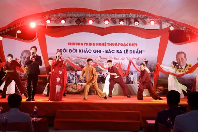 Biểu diễn của ca sĩ Thái Song và Minh Loan trong chương trình nghệ thuật.