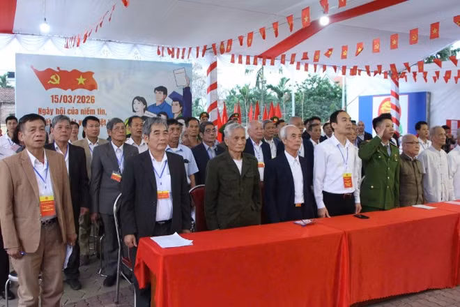 Các đại biểu trang nghiêm trong lễ chào cờ trước giờ bỏ phiếu.