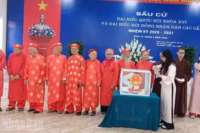 Cử tri cao tuổi tại Đông Anh được ưu tiên bỏ phiếu sớm.