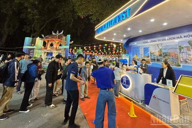 Khách tham quan xếp hàng để tham gia các trải nghiệm tại Lễ hội.