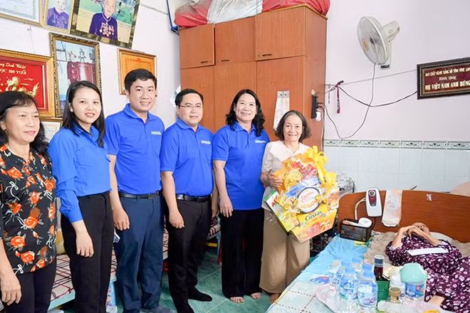 Lãnh đạo tỉnh Vĩnh Long cùng đoàn thanh niên đến thăm Mẹ Việt Nam Anh hùng ở phường Long Châu, tỉnh Vĩnh Long. 