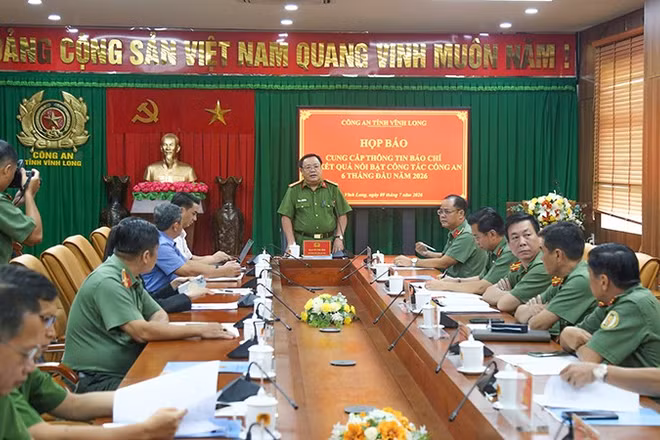 Lãnh đạo Công an tỉnh Vĩnh Long tổ chức họp báo. 
