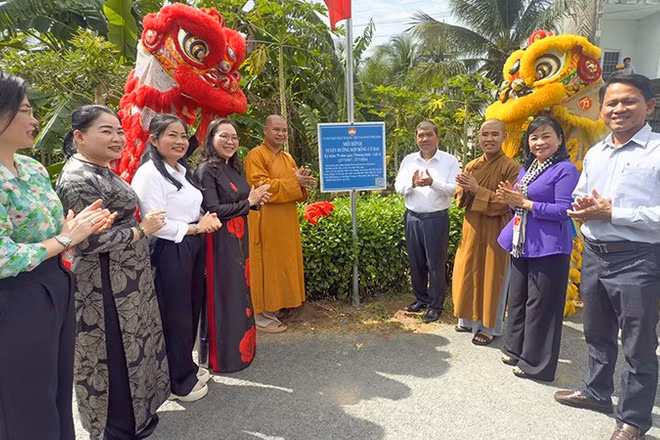 Khánh thành "Tuyến đường rợp bóng cờ bay". 