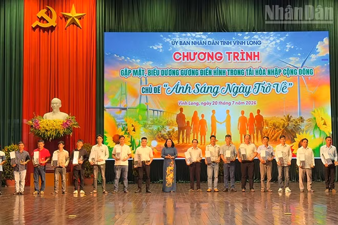Lãnh đạo tỉnh tuyên dương gương điển hình trong tái hòa nhập cộng đồng. 
