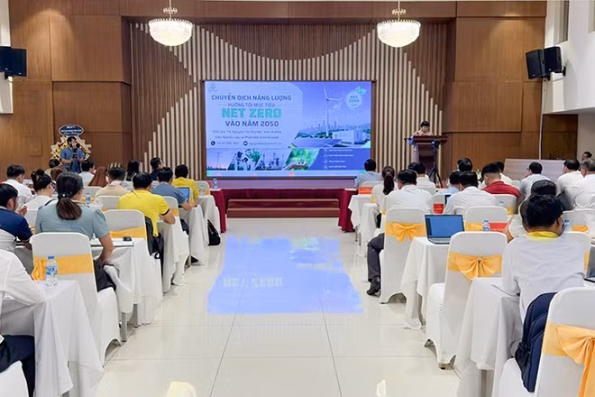 Chuyên gia trình bày tại hội thảo. 