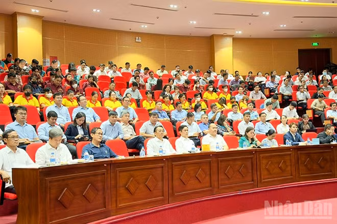 Các đại biểu tham dự hội thảo. 