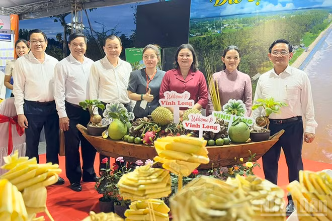 Lãnh đạo tỉnh Vĩnh Long tham quan các gian hàng. 