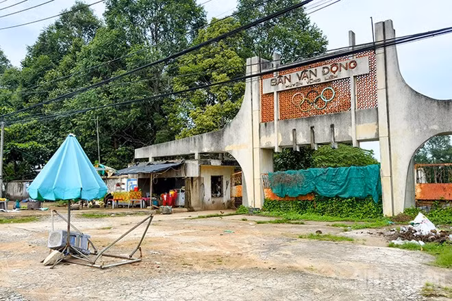 Khu đất sân vận động Vũng Liêm. (Ảnh: BÁ DŨNG)