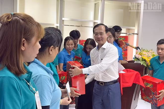 Chủ tịch Ủy ban nhân dân tỉnh Vĩnh Long trao quà cho đoàn viên công đoàn. 