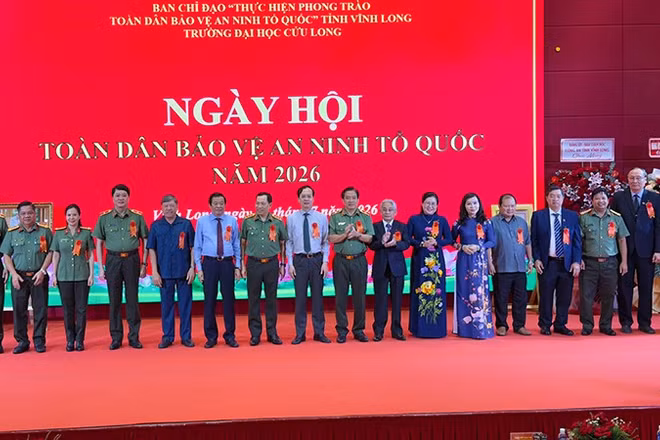 Ban Chỉ đạo “Thực hiện phong trào toàn dân bảo vệ an ninh Tổ quốc” tỉnh Vĩnh Long tri ân đại biểu tham gia ngày hội. 