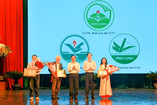 Bí thư Tỉnh ủy Vĩnh Long Trần Văn Lâu và Chủ tịch Ủy ban nhân dân tỉnh Vĩnh Long Trần Trí Quang trao giải cho các tác giả. 