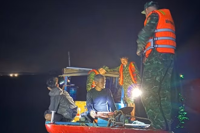 Tổ tuần tra của Đồn Biên phòng An Hải phát hiện tàu cá do anh Tiệm điều khiển tàng trữ kích điện tự chế.