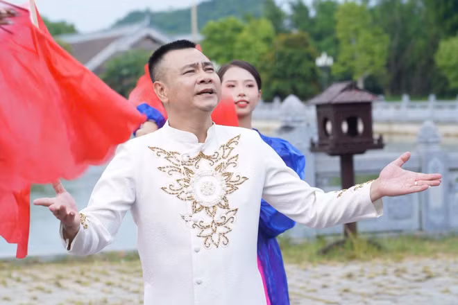 Nghệ sĩ nhân dân Tự Long thể hiện những câu hát đầy ấn tượng, mới mẻ.