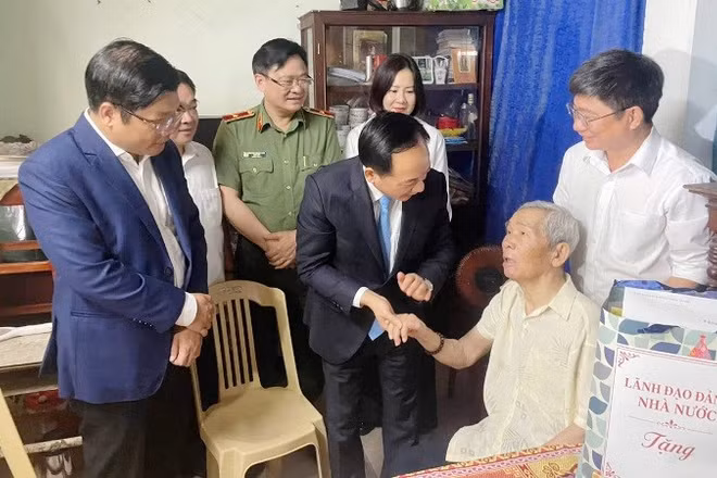 Đồng chí Trịnh Văn Quyết đến thăm ông Lê Thoàn (84 tuổi, thương binh 4/4, bị bắt tù đày ở Côn Đảo) ở phường Vỹ Dạ, thành phố Huế.