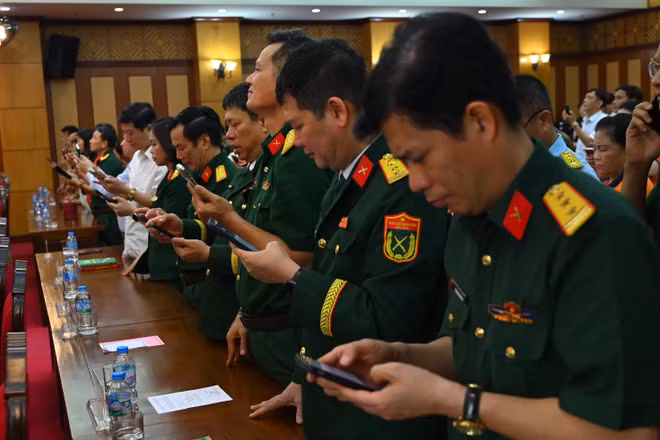 Các đại biểu chuyển khoản ủng hộ chương trình "Gọi tên những vì sao đất nước” năm 2026.