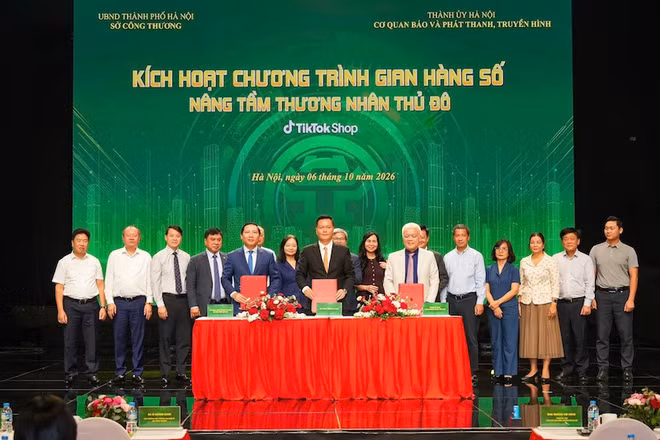 Sở Công Thương Hà Nội, Cơ quan Báo và Phát thanh, Truyền hình Hà Nội và TikTok Shop ký kết hợp tác triển khai chương trình “Gian hàng số - nâng tầm thương nhân Thủ đô”. (Ảnh: DUY KHÁNH)