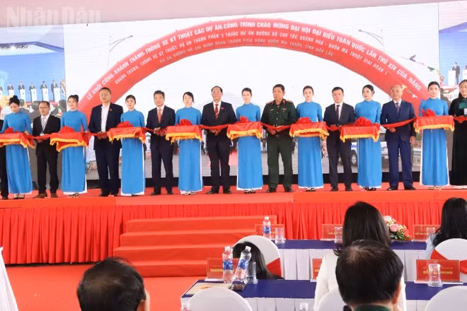 Phó Chủ tịch Quốc hội Trần Quang Phương và các đại biểu bắt băng khánh thành Dự án đầu tư xây dựng đường Hồ Chí Minh đoạn tránh phía đông thành phố Buôn Ma Thuột và thông xe kỹ thuật Dự án thành phần 3 Dự án đầu tư xây dựng đường bộ cao tốc Khánh Hòa-Buôn Ma Thuột.