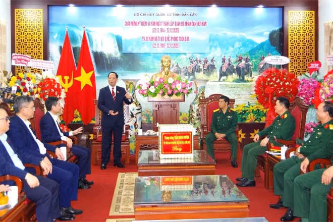 Phó Chủ tịch Quốc hội Trần Quang Phương làm việc với Bộ Chỉ huy quân sự tỉnh Đắk Lắk.