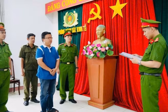 Cơ quan Cảnh sát điều tra, Công an tỉnh Đắk Lắk thi hành lệnh bắt bị can để tạm giam đối với Võ Thái Huy. (Ảnh: Cơ quan Cảnh sát điều tra)