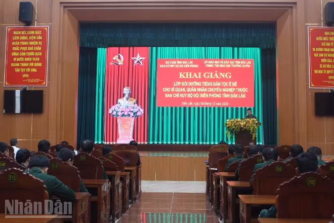 Quang cảnh lễ khai giảng lớp học.