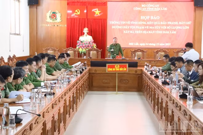Quang cảnh buổi họp báo.