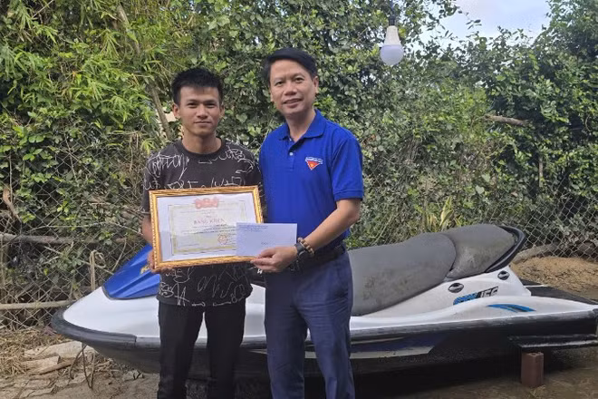 Anh Lương Minh Tùng, Phó Chủ tịch Ủy ban Mặt trận Tổ quốc Việt Nam tỉnh, Bí thư Tỉnh đoàn Đắk Lắk trao tặng Bằng khen của Ban Chấp hành Tỉnh đoàn Đắk Lắk cho anh Nguyễn Văn Minh. 