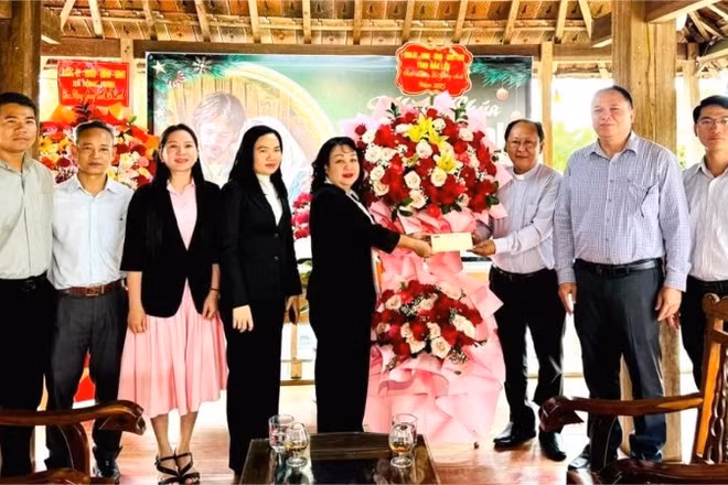  Phó Bí thư Thường trực Tỉnh ủy, Chủ tịch Hội đồng nhân dân tỉnh Đắk Lắk Cao Thị Hòa An và đoàn công tác đến thăm, chúc mừng linh mục Trương Minh Thái, Hạt trưởng Tuy Hòa, Chánh xứ Giáo xứ Sông Hinh, xã Sông Hinh, tỉnh Đắk Lắk. (Ảnh: CTV)