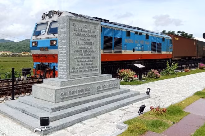 Di tích “Bia ghi dấu Mối nối ray cuối cùng đường sắt xuyên Đông Dương tại Km1221”, nằm dưới chân Đèo Cả, thuộc thôn Hảo Sơn Bắc, xã Hòa Xuân, tỉnh Đắk Lắk.
