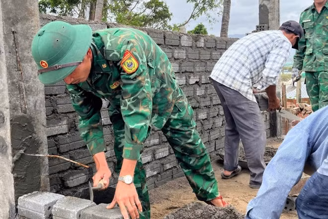Cán bộ, chiến sĩ Đồn Biên phòng Xuân Hòa tham gia xây mới nhà ở cho gia đình chị Phạm Tôn Nữ Lệ Kiều.