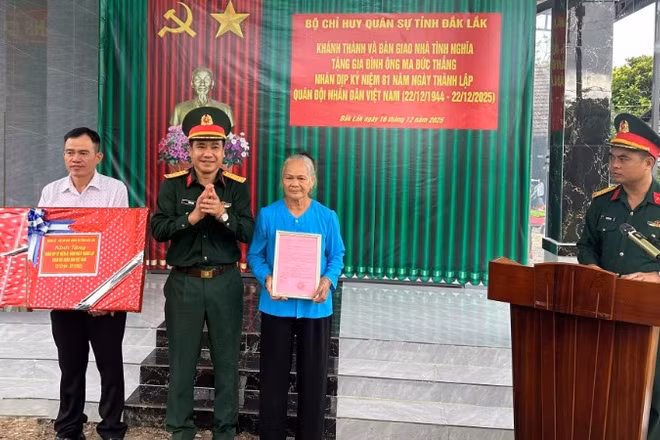 Đại tá Ksơr Lành, Phó Chính ủy Bộ Chỉ huy Quân sự tỉnh Đắk Lắk trao quyết định bàn giao nhà tình nghĩa và tặng quà cho gia đình ông Ma Đức Thắng.