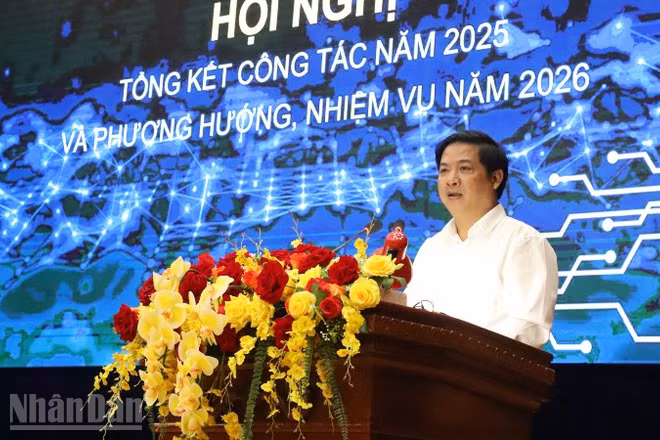 Bí thư Tỉnh ủy, Trưởng Ban Chỉ đạo về phát triển khoa học, công nghệ, đổi mới sáng tạo và chuyển đổi số tỉnh Đắk Lắk Lương Nguyễn Minh Triết phát biểu tại hội nghị.