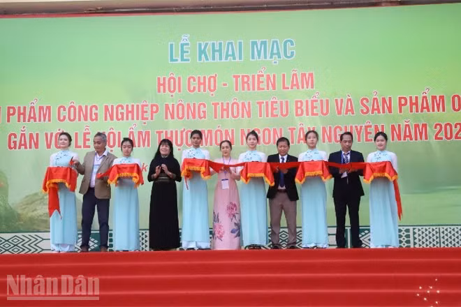 Lãnh đạo Sở Công thương tỉnh Đắk Lắk và các đại biểu cắt băng khai trương hội chợ-triển lãm.