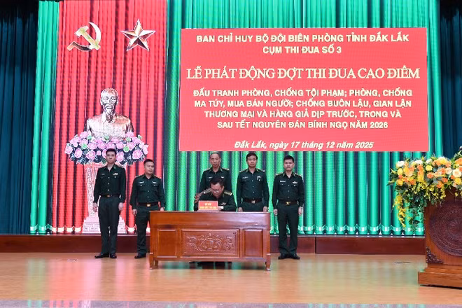 Đại diện các đơn vị ký kết thi đua.