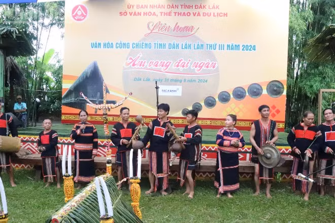 Các nghệ nhân, diễn viên dân gian biểu diễn tại Liên hoan Văn hóa cồng chiêng tỉnh Đắk Lắk lần thứ III năm 2024.