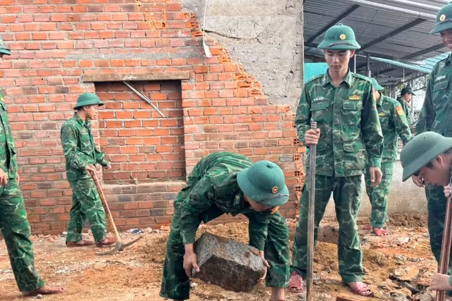 Cán bộ, chiến sĩ Đồn Biên phòng Hòa Hiệp Nam đang thi công phần móng cho gia đình ông Trần Thế Lâm ở phường Hòa Hiệp.